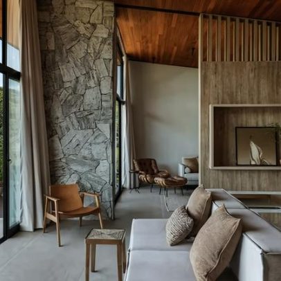 Casa de campo em pedra, vidro e madeira emoldura a serra do RJ