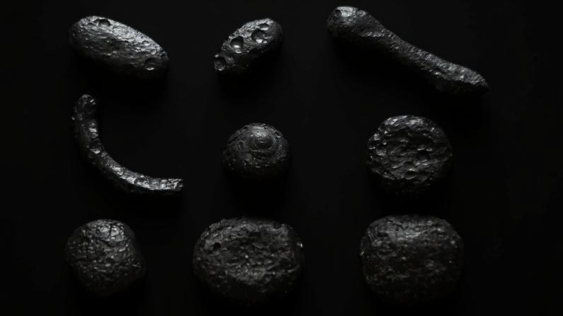 Fotografia de alguns exemplares de "geraisitos", assim chamados em homenagem ao Estado de Minas Gerais, onde foram encontrados, em suas diferentes formas.