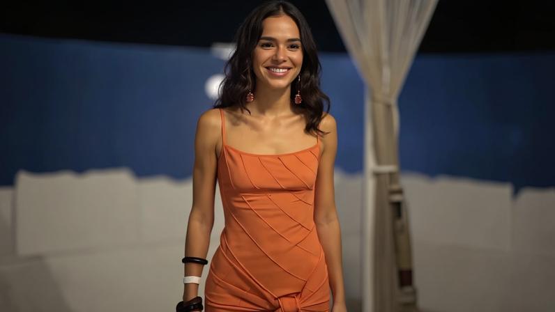 O vestido de tricô na cor salmão usado por Bruna Marquezine na Bahia é a peça-desejo para quem quer um verão confortável e estilosa; descubra preço!