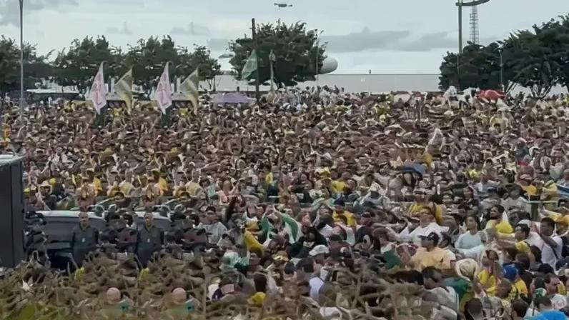 Nikolas Ferreira durante a oração em Brasília.