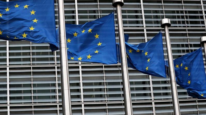 Bandeiras da União Europeia na sede da Comissão Europeia em Bruxelas, Bélgica.
