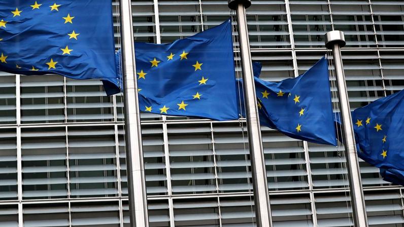 Bandeiras da União Europeia na sede da Comissão Europeia em Bruxelas, Bélgica.