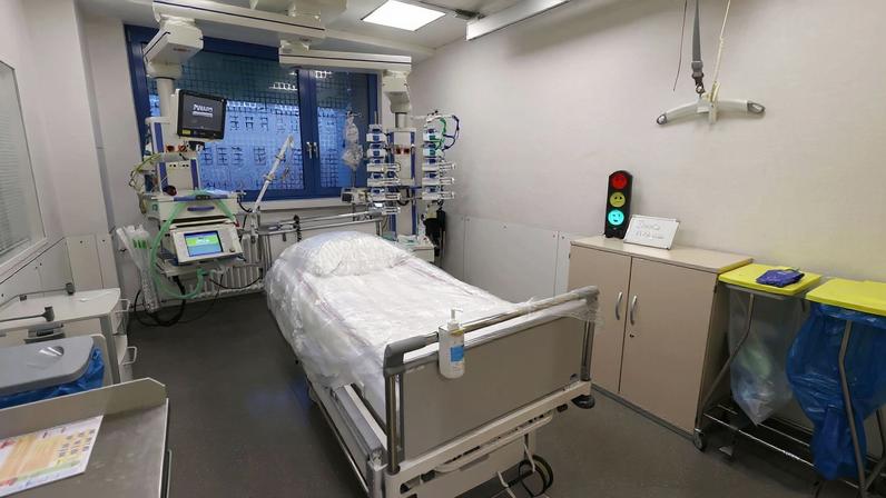Leito de Unidade de Terapia Intensiva (UTI) com um dispositivo de respiração artificial.