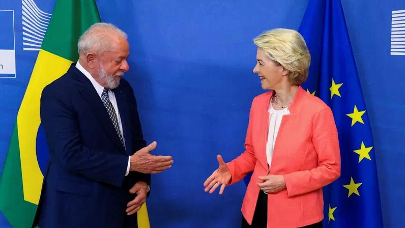 Lula se encontra com president da Comissão Europeia, Ursula von der Leyen, na Bélgica em 17 de julho de 2023 — Foto: Yves Herman/Reuters