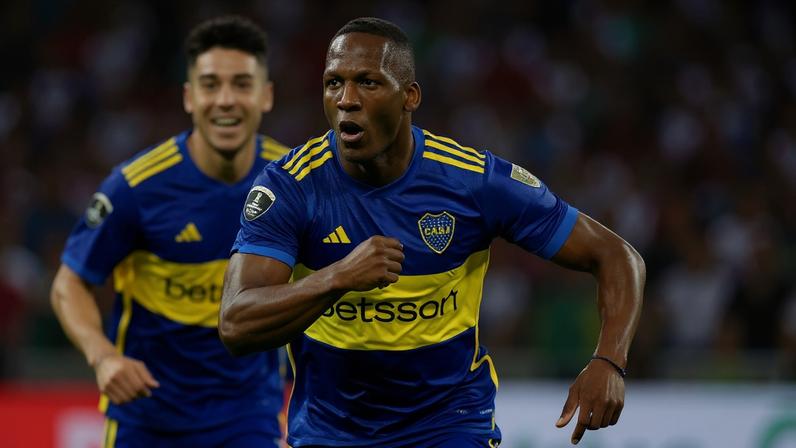 Advíncula gol Boca Juniors Fluminense — Foto: Ricardo Moraes/Reuters