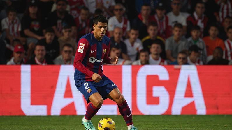 João Cancelo em ação em Rayo Vallecano x Barcelona — Foto: REUTERS