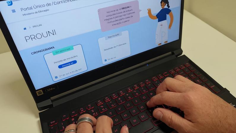 Brasília - 27/06/2023 - O Programa Universidade Para Todos (Prouni) oferta bolsas de estudo, integrais e parciais (50% do valor da mensalidade do curso), em cursos de graduação e sequenciais de formação específica, em instituições de educação superior privadas. As inscrições podem ser feitas pelo celular ou pelo computador. Foto: Juca Varella/Agência Brasil