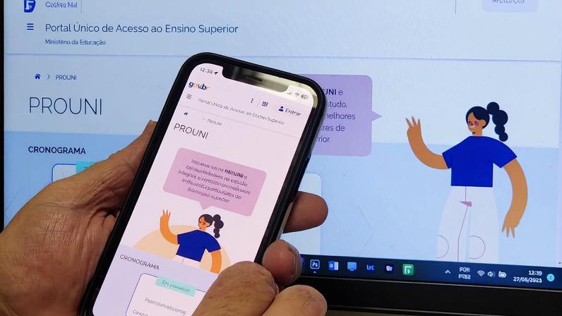 Brasília - 27/06/2023 - O Programa Universidade Para Todos (Prouni) oferta bolsas de estudo, integrais e parciais (50% do valor da mensalidade do curso), em cursos de graduação e sequenciais de formação específica, em instituições de educação superior privadas. As inscrições podem ser feitas pelo celular ou pelo computador. Foto: Rafa Neddermeyer/Agência Brasil