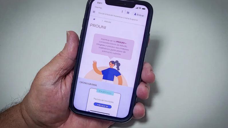 Brasília - 27/06/2023 - O Programa Universidade Para Todos (Prouni) oferta bolsas de estudo, integrais e parciais (50% do valor da mensalidade do curso), em cursos de graduação e sequenciais de formação específica, em instituições de educação superior privadas. As inscrições podem ser feitas pelo celular ou pelo computador. Foto: Rafa Neddermeyer/Agência Brasil