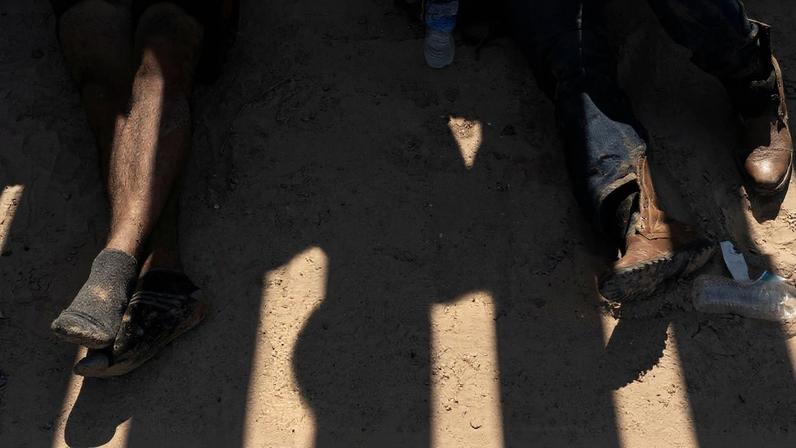 Migrantes em busca de asilo, principalmente da Venezuela e de Cuba, aguardam para serem transportados por agentes do Serviço de Alfândega e Proteção de Fronteiras dos EUA após cruzarem o Rio Grande para os EUA vindos do México 14/07/2022 REUTERS/Go Nakamura