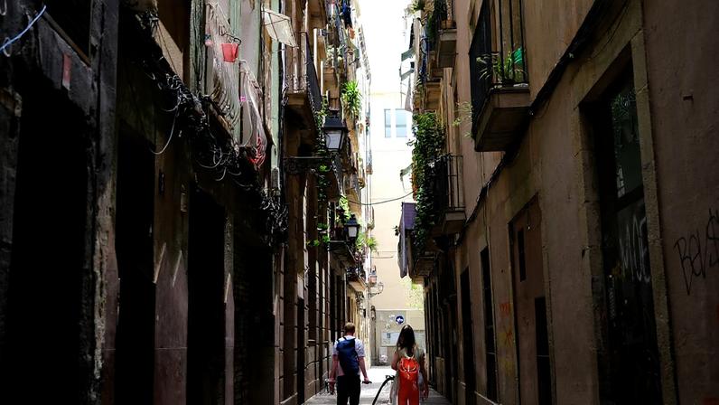 Turistas passeiam com suas malas no Bairro Gótico, em Barcelona 24/06/2024 REUTERS/Nacho Doce