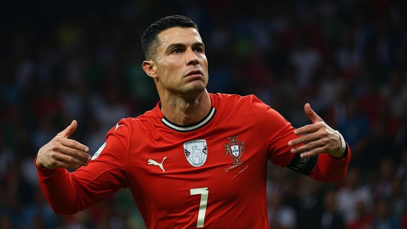 Cristiano Ronaldo comemora o gol marcado por Portugal contra a Hungria — Foto: Reuters