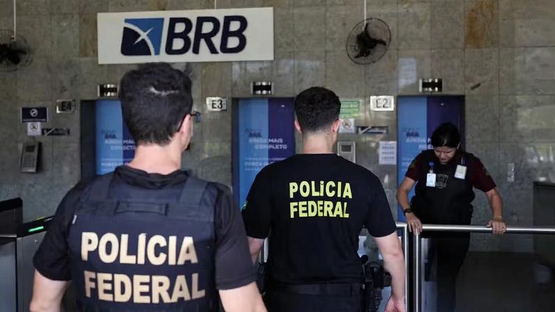 Agentes da Polícia Federal entram no BRB, Banco de Brasília, na primeira fase da operação Compliance Zero em novembro — Foto: Reuters/Mateus Bonomi