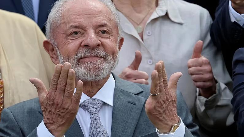 O presidente do Brasil, Luiz Inácio Lula da Silva, reage durante a foto de família com ministros durante uma reunião ministerial na residência oficial Granja do Torto, em Brasília — Foto: Adriano Machado/Reuters