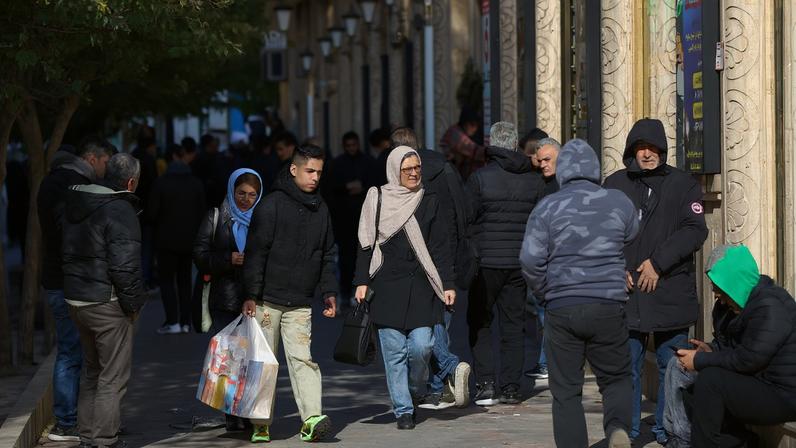 Pessoas caminham por lojas em Teerã 30/12/2025 Majid Asgaripour/WANA (West Asia News Agency) via REUTERS