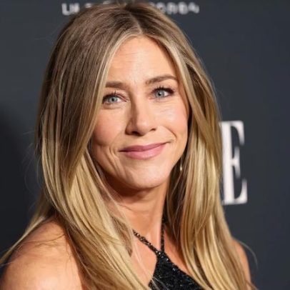 Jennifer Aniston diz que seu cabelo icônico é falso