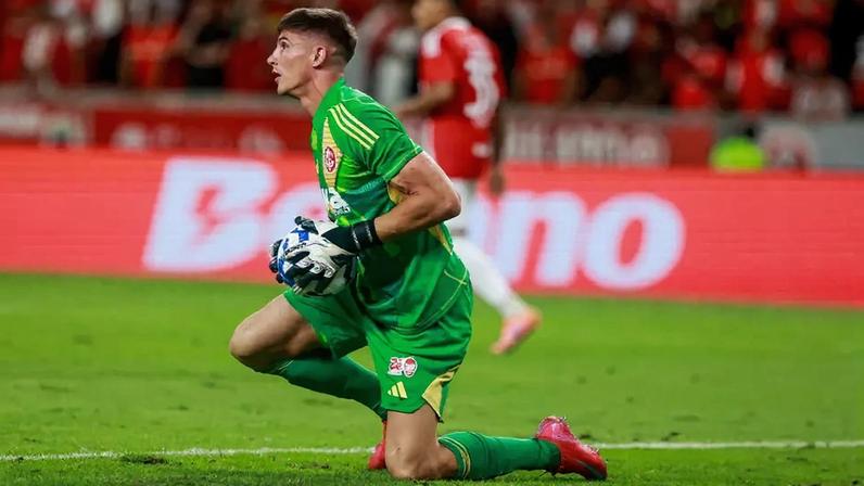 Rochet pode ter seu vínculo com o Inter ampliado (Foto: Luiz Erbes/AGIF/GazetaPress)