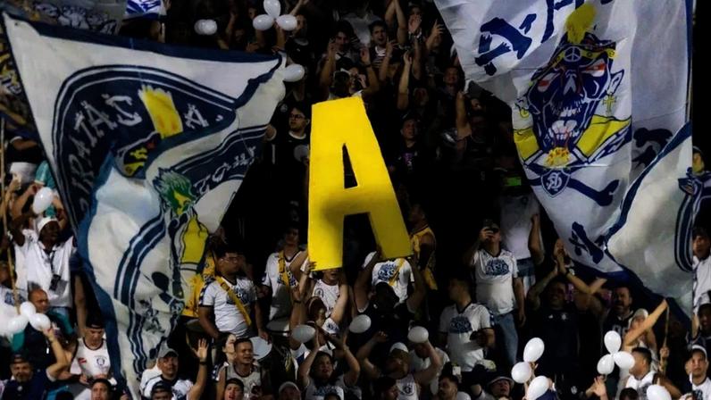 Torcida do Remo comemora acesso à Série A (Foto: Fernando Torres/AGIF/Gazeta Press)