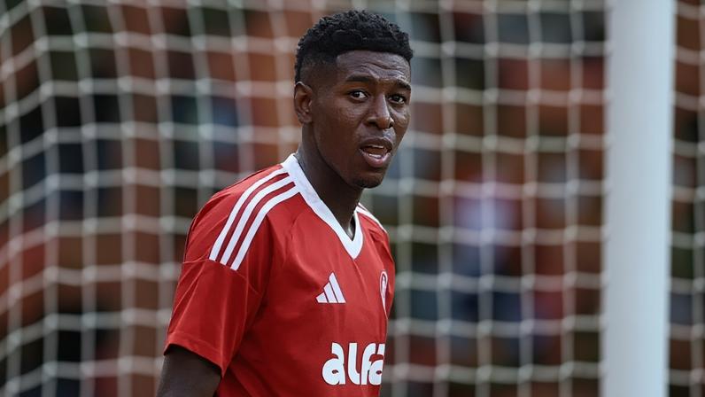 Vitão, reforço do Flamengo, em ação pelo do Internacional ( Foto: EDU ANDRADE/Fatopress/Gazetta Press)