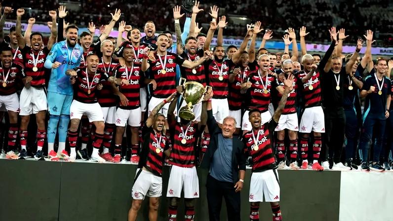 Flamengo levanta a taça do Campeonato Carioca (Foto: Delmiro Junior/Photo Premium/Gazeta Press)