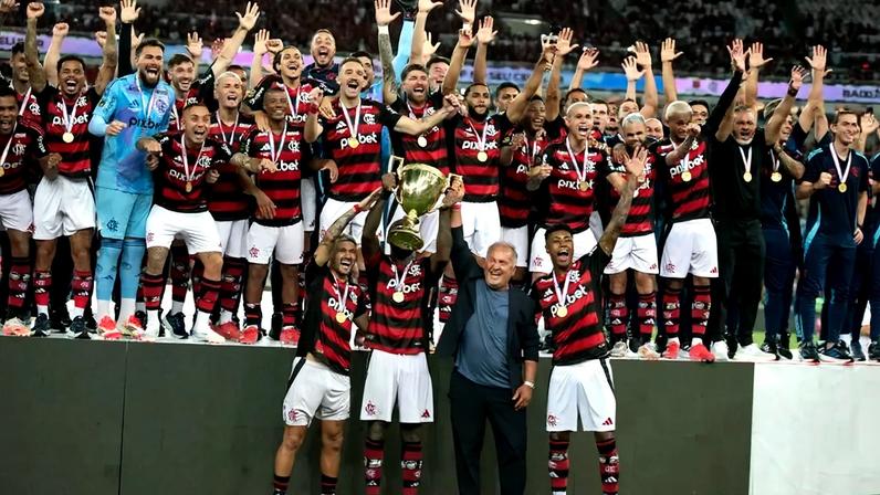 Flamengo levanta a taça do Campeonato Carioca (Foto: Delmiro Junior/Photo Premium/Gazeta Press)