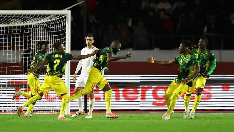 Jogadores de Mali comemoram o gol de Sinayoko contra a Tunísia — Foto: REUTERS/Siphiwe Sibeko