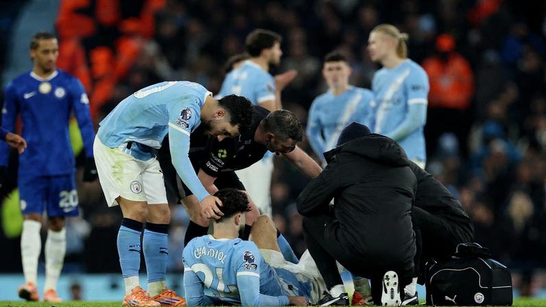 Gvardiol, zagueiro do City, recebe atendimento após fraturar a perna no jogo contra o Chelsea — Foto: REUTERS/Phil Noble