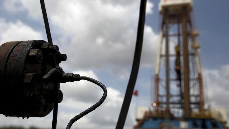 Petróleo na Venezuela FILE PHOTO: Crude oil drips from a valve at an oil well operated by Venezuela's state oil company PDVSA, in the oil rich Orinoco belt, near Morichal at the state of Monagas April 16, 2015. Picture taken on April 16, 2015. REUTERS/Carlos Garcia Rawlins/File Photo
