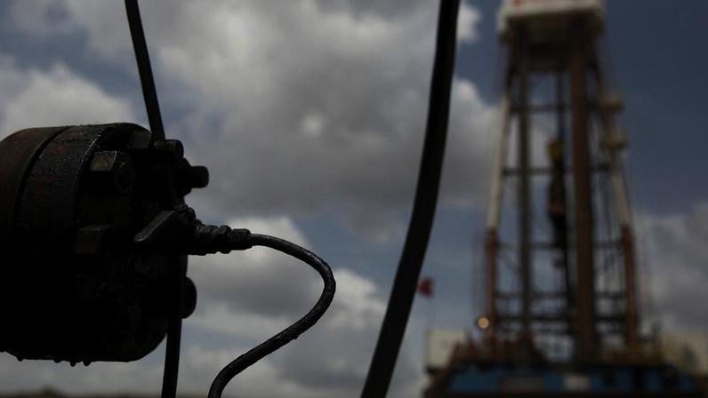 Petróleo na Venezuela FILE PHOTO: Crude oil drips from a valve at an oil well operated by Venezuela's state oil company PDVSA, in the oil rich Orinoco belt, near Morichal at the state of Monagas April 16, 2015. Picture taken on April 16, 2015. REUTERS/Carlos Garcia Rawlins/File Photo