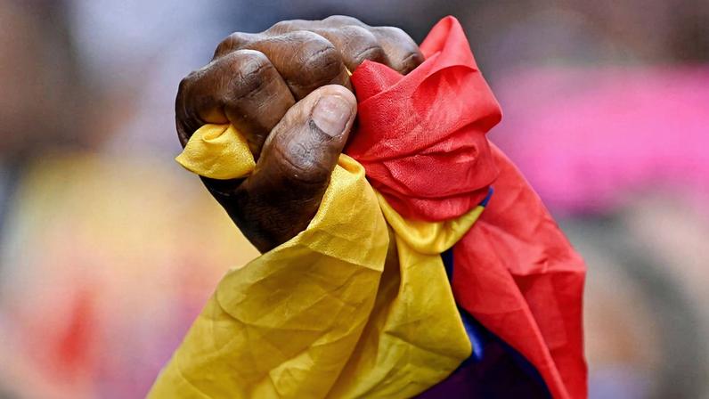 A demonstrator holds a Venezuelan flag during a march outside the National Assembly on the day Vice President Delcy Rodriguez was formally sworn in as Venezuela's interim president, as U.S.-deposed President Nicolas Maduro appeared in a New York court after the Trump administration removed him from power, in Caracas, Venezuela January 5, 2026. REUTERS/Maxwell Briceno