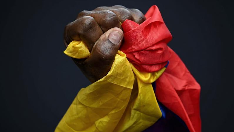 A demonstrator holds a Venezuelan flag during a march outside the National Assembly on the day Vice President Delcy Rodriguez was formally sworn in as Venezuela's interim president, as U.S.-deposed President Nicolas Maduro appeared in a New York court after the Trump administration removed him from power, in Caracas, Venezuela January 5, 2026. REUTERS/Maxwell Briceno