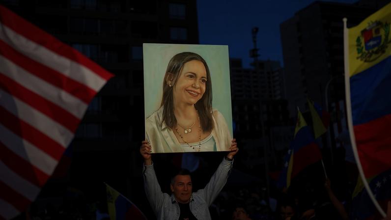 Manifestante segura cartaz com a imagem da líder da oposição venezuelana María Corina Machado durante manifestação em Santiago 03/01/2026 REUTERS/Pablo Sanhueza