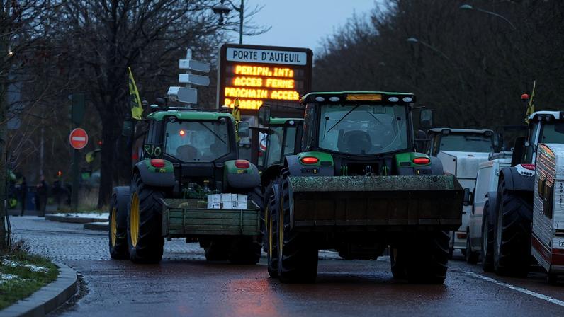 Tratores estacionados na Porte d'Auteuil, enquanto agricultores franceses protestam em Paris, França, em 8 de janeiro de 2026. REUTERS/Gonzalo Fuentes