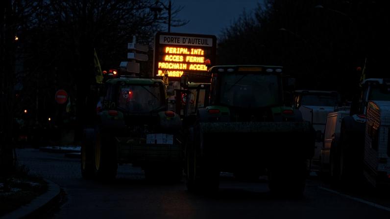 Tratores estacionados na Porte d'Auteuil, enquanto agricultores franceses protestam em Paris, França, em 8 de janeiro de 2026. REUTERS/Gonzalo Fuentes