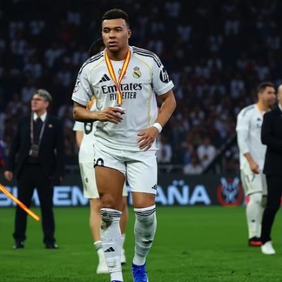 Mbappé pede que jogadores do Real deixem o campo durante celebração do Barcelona