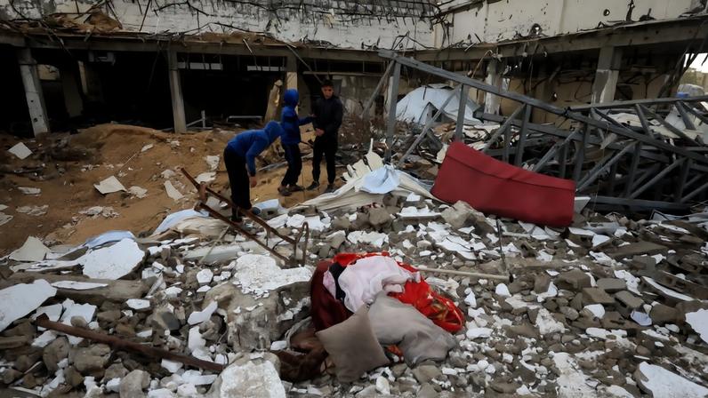 Segundo Unicef, mais de 100 crianças morreram em Gaza desde cessar-fogo. Palestinos inspecionam danos causados em prédio atingido pela guerra na Cidade de Gaza 13/01/2026 REUTERS/Dawoud Abu Alkas