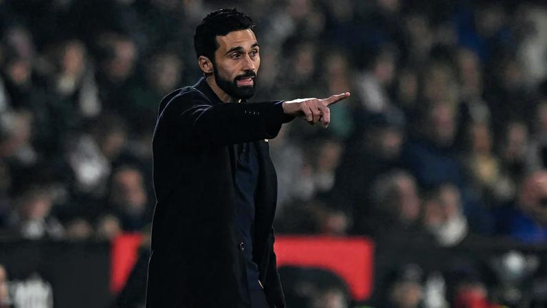 Álvaro Arbeloa, técnico do Real Madrid, orienta o time na derrota para o Albacete — Foto: REUTERS/Pablo Morano