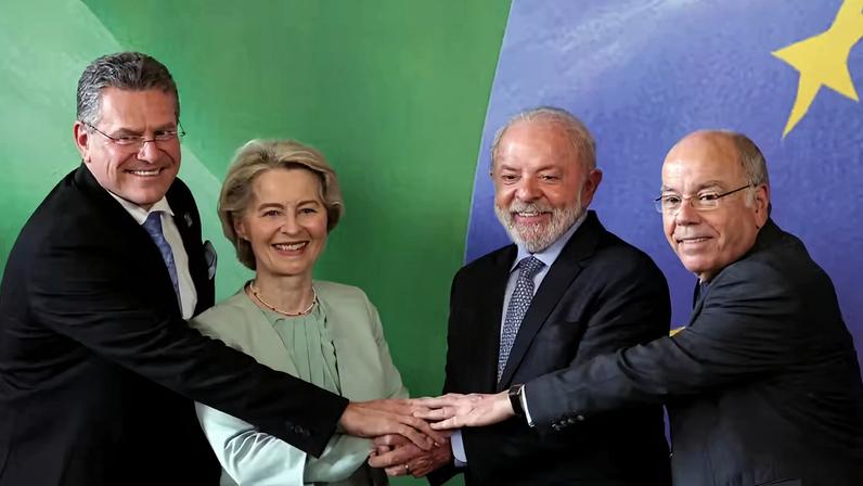 O presidente do Brasil, Luiz Inácio Lula da Silva, posa para uma foto com a presidente da Comissão Europeia, Ursula von der Leyen, o ministro das Relações Exteriores do Brasil, Mauro Vieira, e o comissário europeu de Comércio e Segurança Econômica, Maroš Šefčovič, no Palácio do Itamaraty, no Rio de Janeiro, Brasil, em 16 de janeiro. — Foto: Ricardo Moraes/Reuters