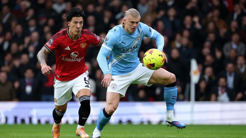 Lisandro Martínez na marcação de Haaland em Manchester United x Manchester City — Foto: Reuters