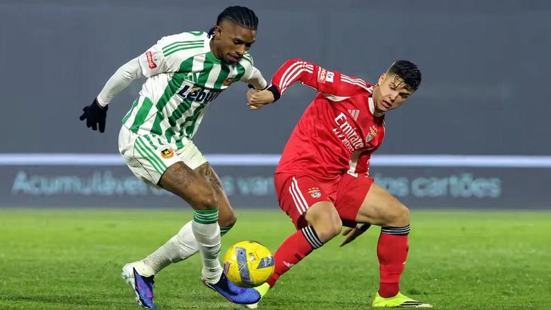 André Luiz, ex-Flamengo, em ação pelo Rio Ave contra o Benfica — Foto: REUTERS/Rita Franca