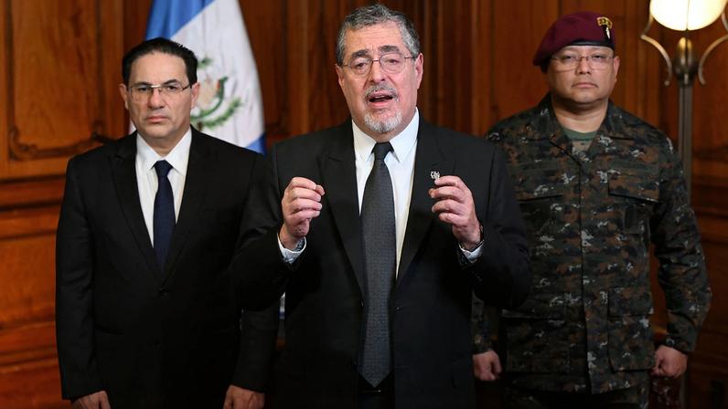 Guatemalan President Bernardo Arevalo delivers a message at the National Palace, where he declared a 30-day state of siege across the country, after a series of prison riots and hostage-takings led to an outbreak of violence against police that left at least 7 dead and several wounded, in Guatemala City, Guatemala, January 18, 2026. Presidency of Guatemala/Handout via REUTERS