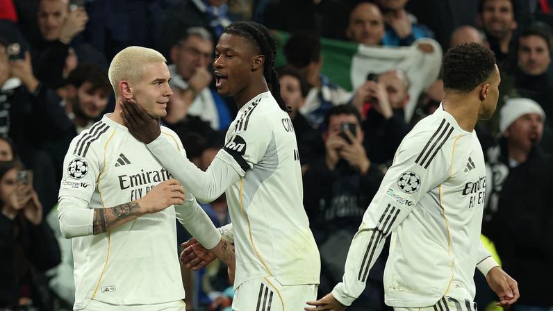 Mastantuono é festejado por Camavinga após gol pelo Real Madrid contra o Monaco' — Foto: REUTERS/Violeta Santos Moura