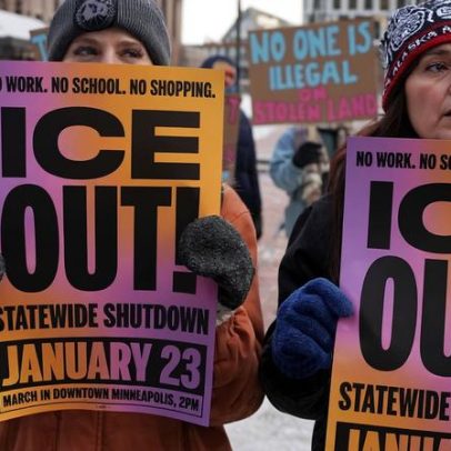 Nova-iorquinos pedem impeachment de Trump em protesto contra fascismo