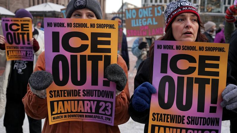 Manifestantes protestam contra o ICE em Minneapolis 20/01/2026 REUTERS/Seth Herald