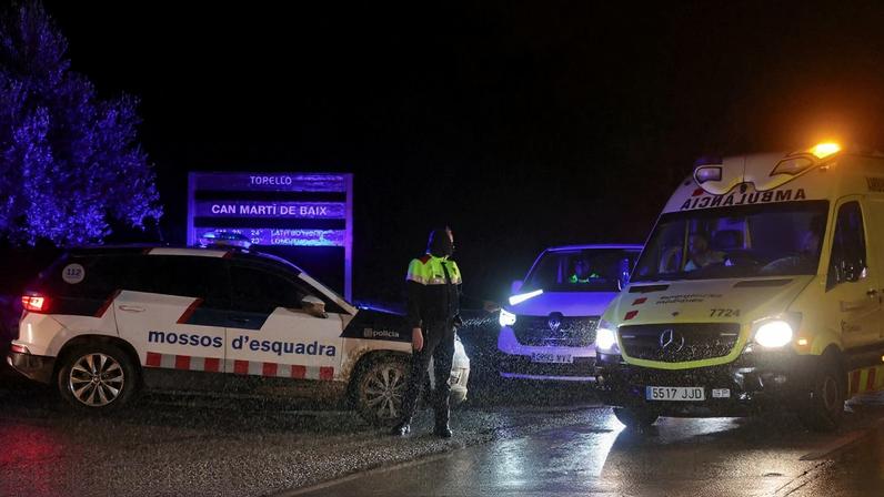 Ambulância chega ao local do descarrilamento de um trem de passageiros perto de Barcelona, ​​em Gelida, Espanha 21 de janeiro de 2026 REUTERS/Bruna Casas