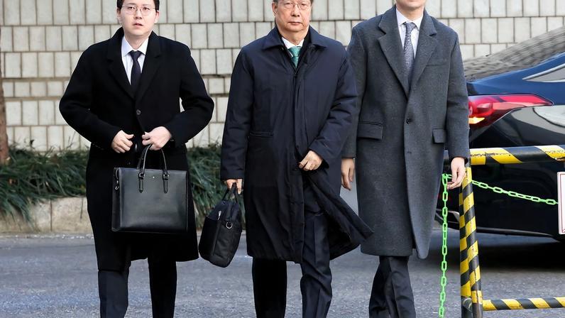 SEOUL, SOUTH KOREA - JANUARY 21: Former South Korean Prime Minister Han Duck-soo (C) arrives at the Seoul Central District Court for his first sentencing trial in the insurrection case on January 21, 2026 in Seoul, South Korea. Chung Sung-Jun/Pool via REUTERS TPX IMAGES OF THE DAY
