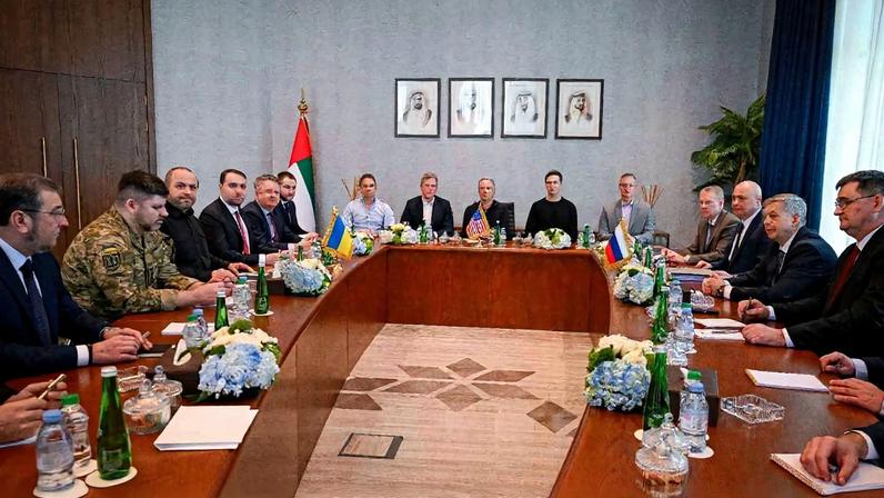Integrantes das delegações durante negociações sobre a guerra entre Ucrânia e Rússia em Abu Dhabi 24/01/2026 Governo dos Emirados Árabes Unidos/REUTERS