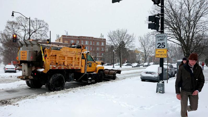 Caminhão remove neve das ruas em Washington 25/01/2026 Reuters/Jonathan Ernst