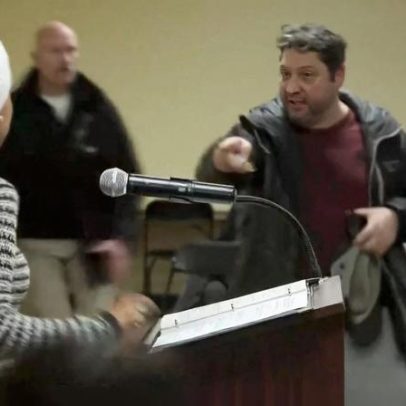 Deputada democrata é atacada com líquido durante discurso em Minneapolis