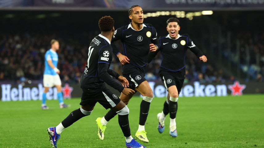João Pedro celebra um de seus dois gols em Napoli 2 x 3 Chelsea — Foto: REUTERS/Ciro De Luca